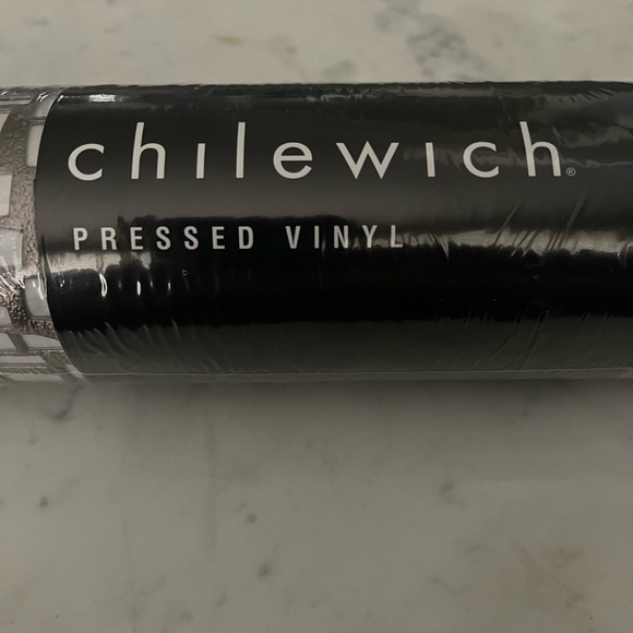 Chilewich Cubic metallic gunmetal vinyl table runner - Picture 4 of 5